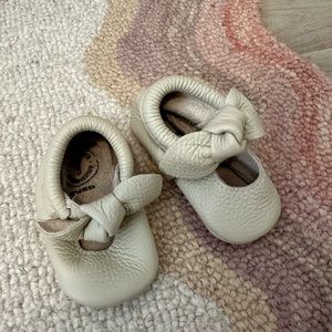 Freshly Picked Birch Knotted Bow Baby Shoe